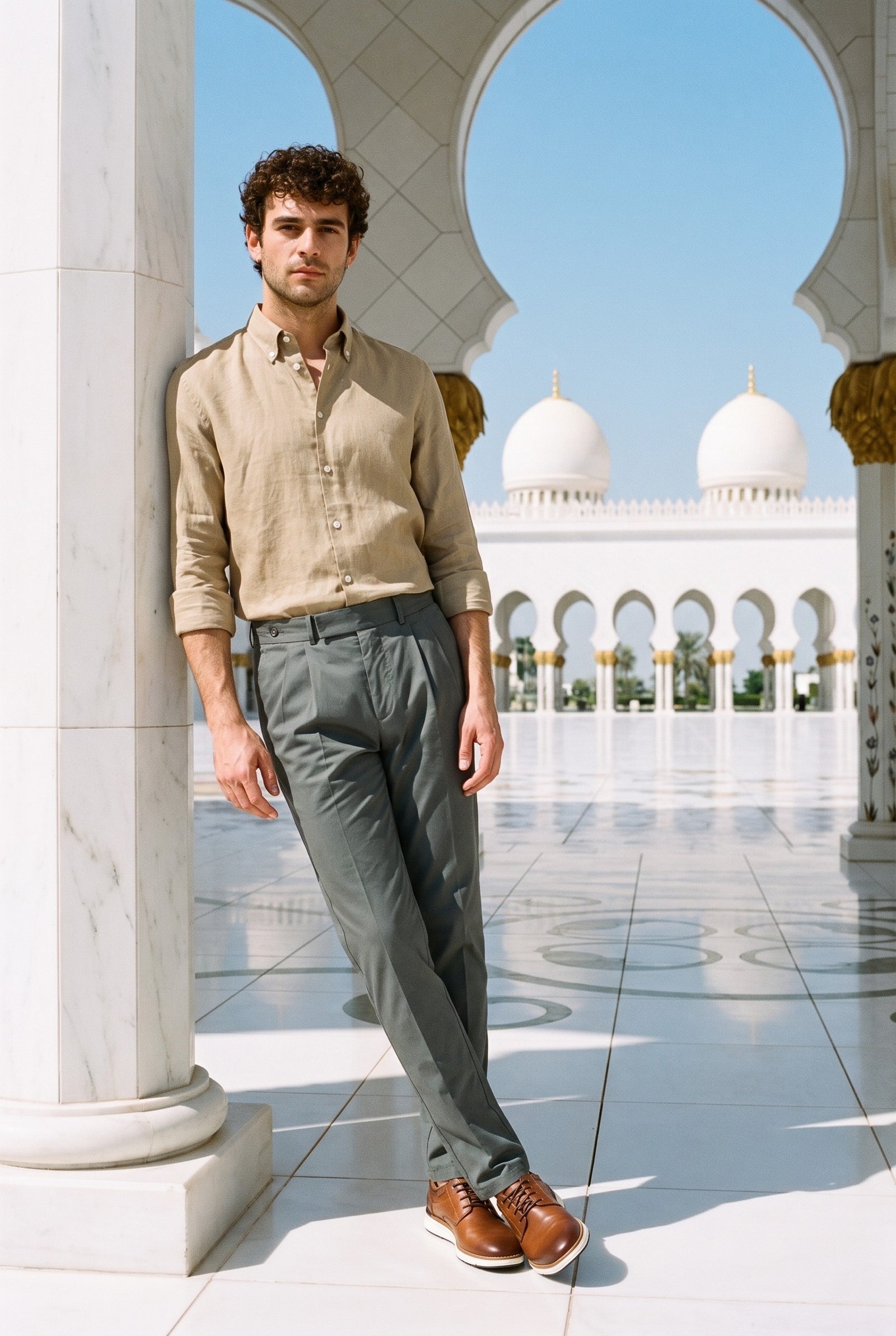 Look #1020 styled with Camisa masculina de linho puro bege escuro, manga comprida, com botões, para o verão.
