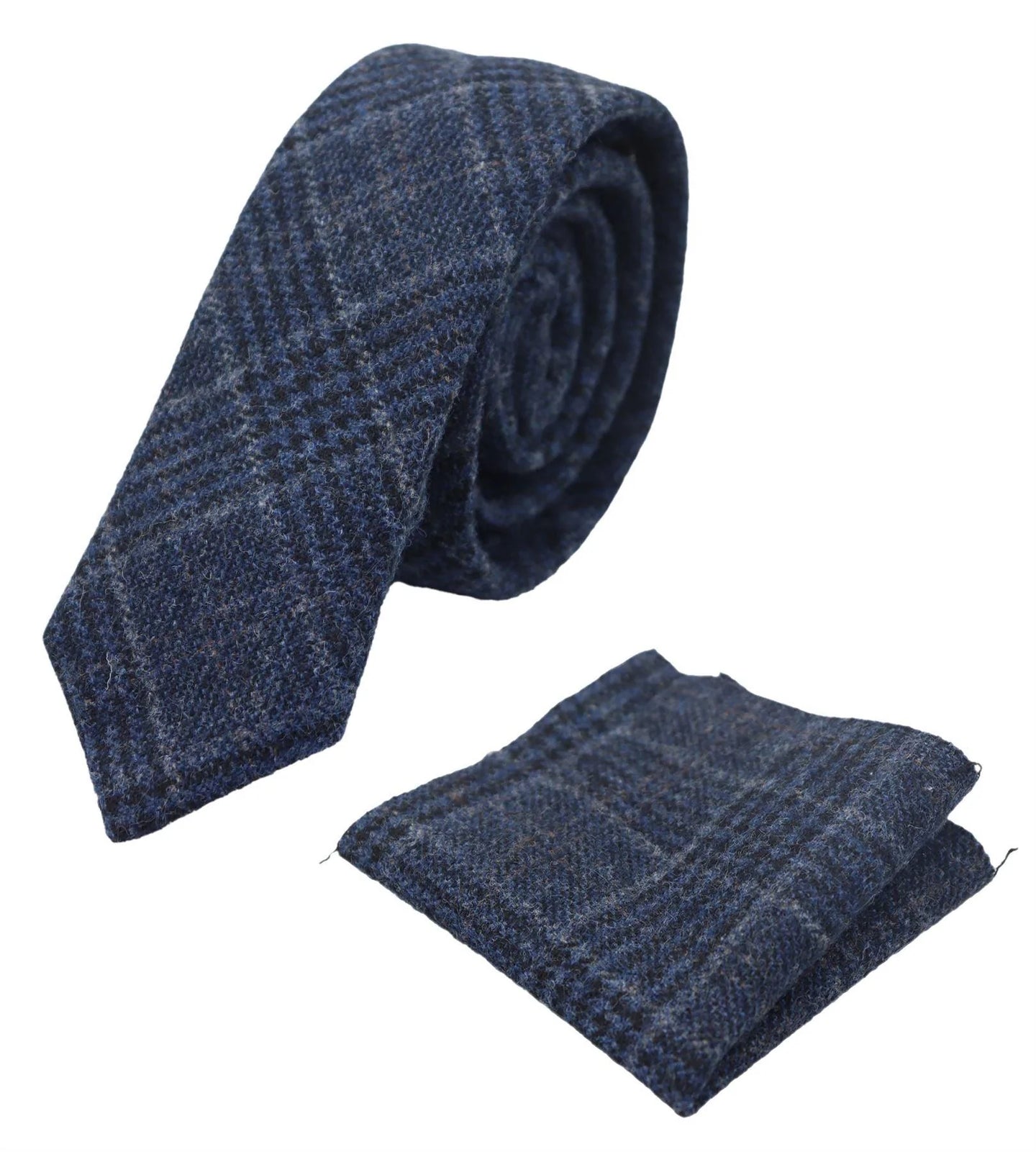 Compare as cores da gravata masculina de tweed espinha de peixe e do lenço de bolso xadrez azul clássico.