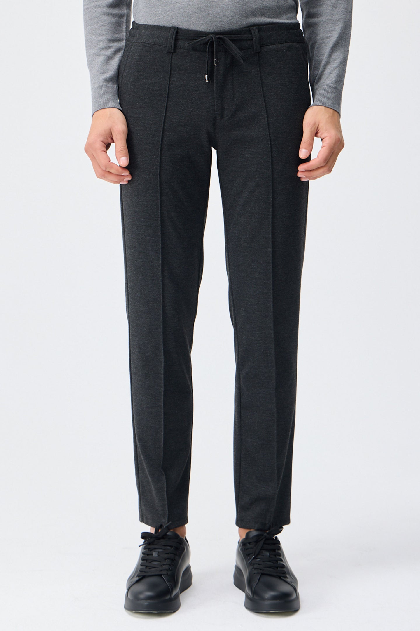 Calça social masculina bege-carvão com cordão e corte afunilado.