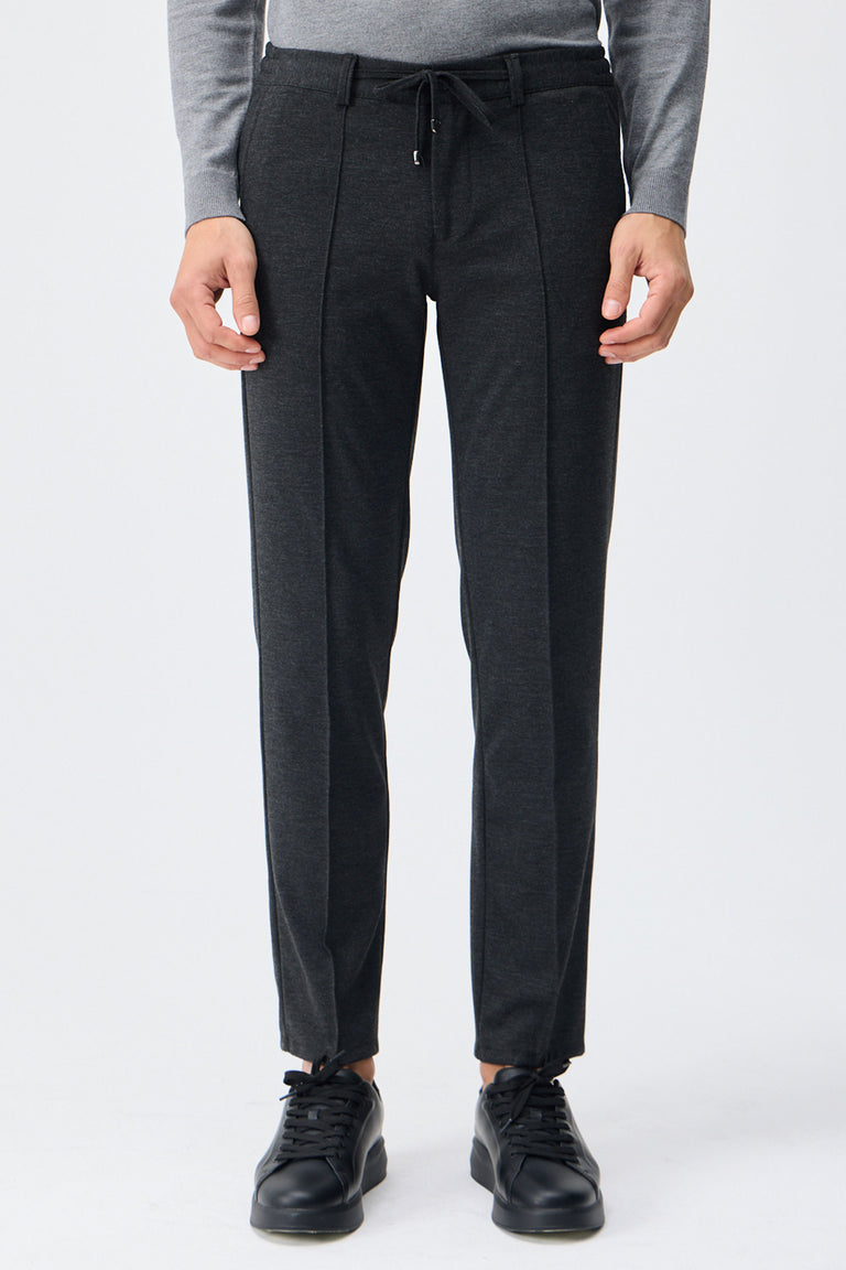 Calça social masculina bege-carvão com cordão e corte afunilado.