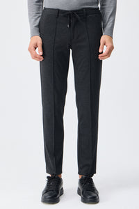 Conjunto de blazer e calça social masculino em malha macia cinza-carvão