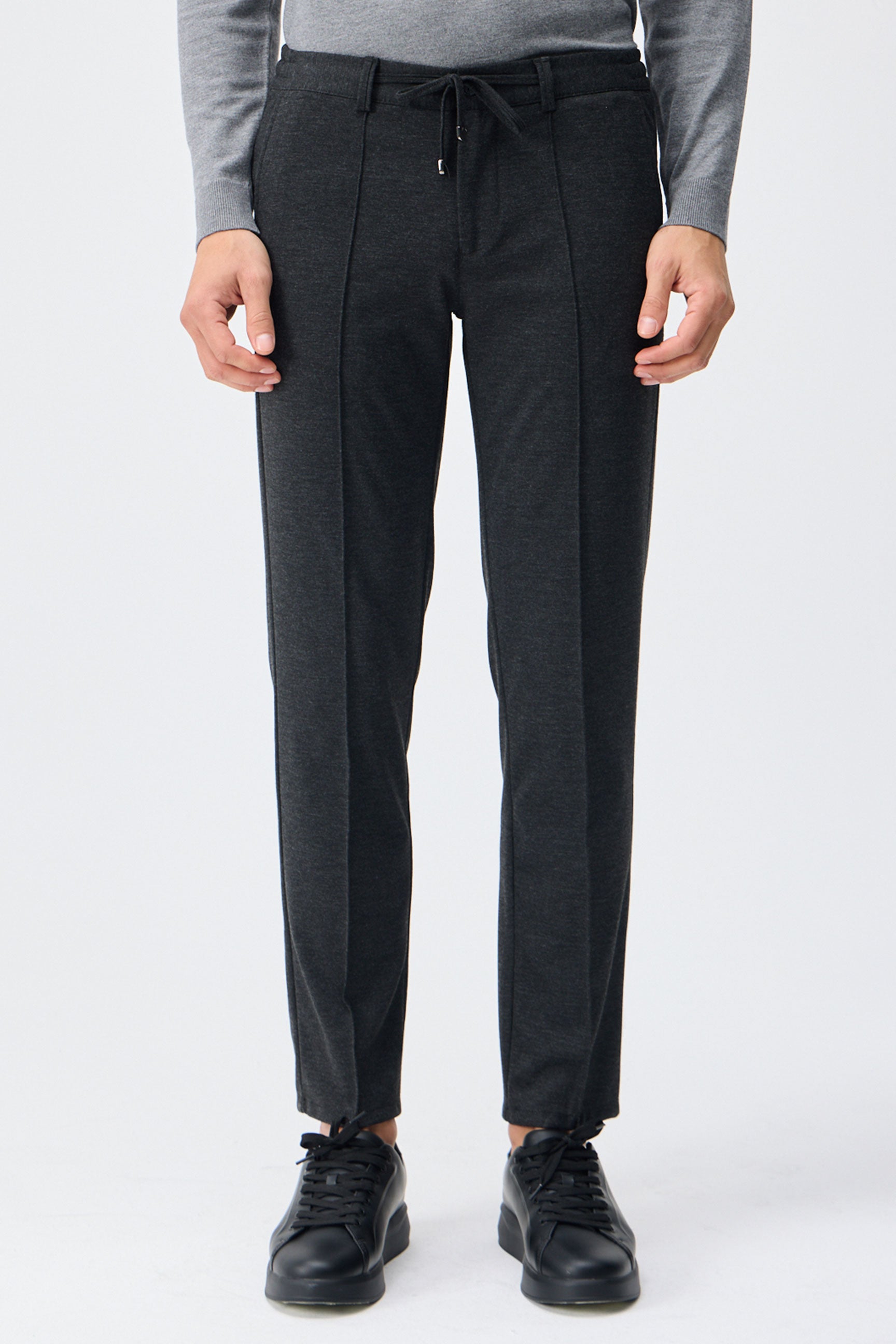Conjunto de blazer e calça social masculino em malha macia cinza-carvão