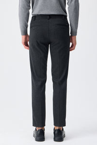 Conjunto de blazer e calça social masculino em malha macia cinza-carvão