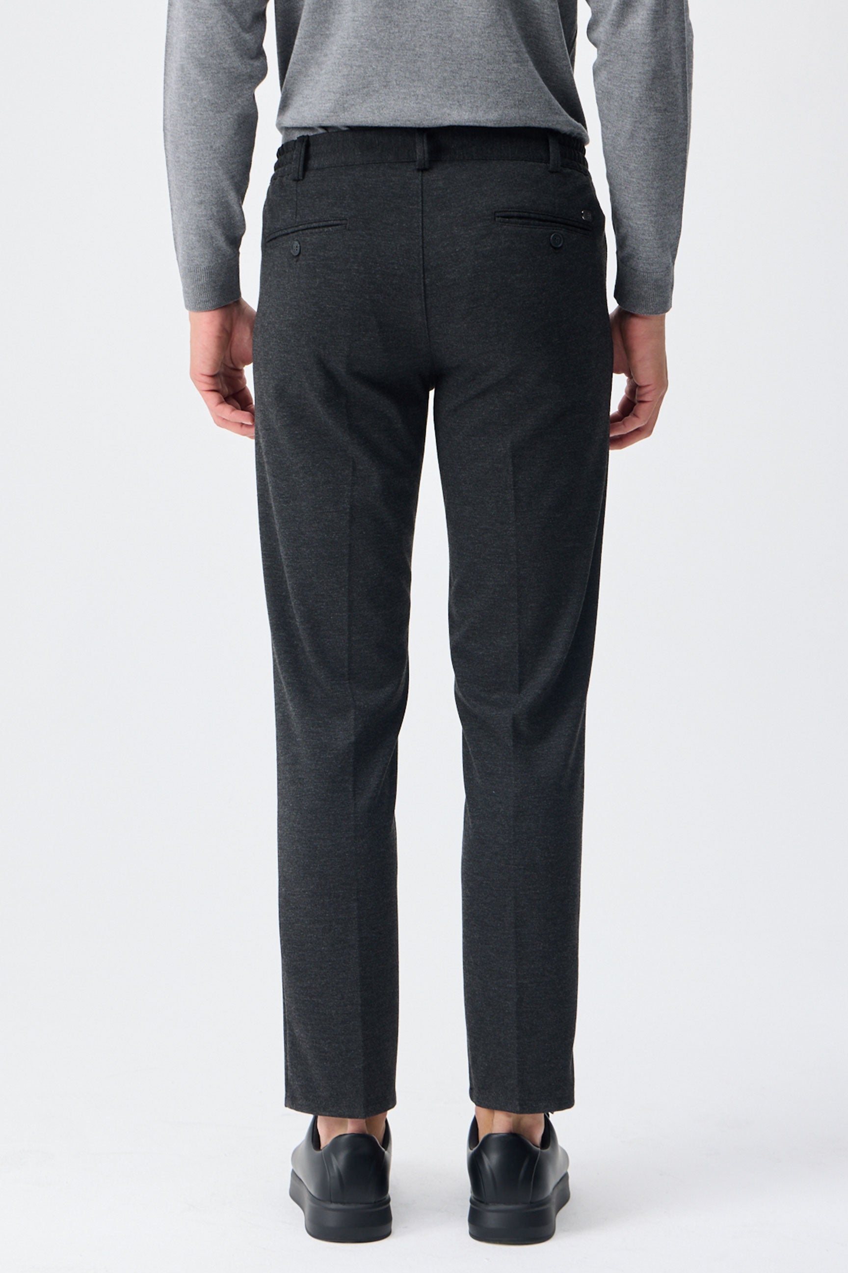 Conjunto de blazer e calça social masculino em malha macia cinza-carvão