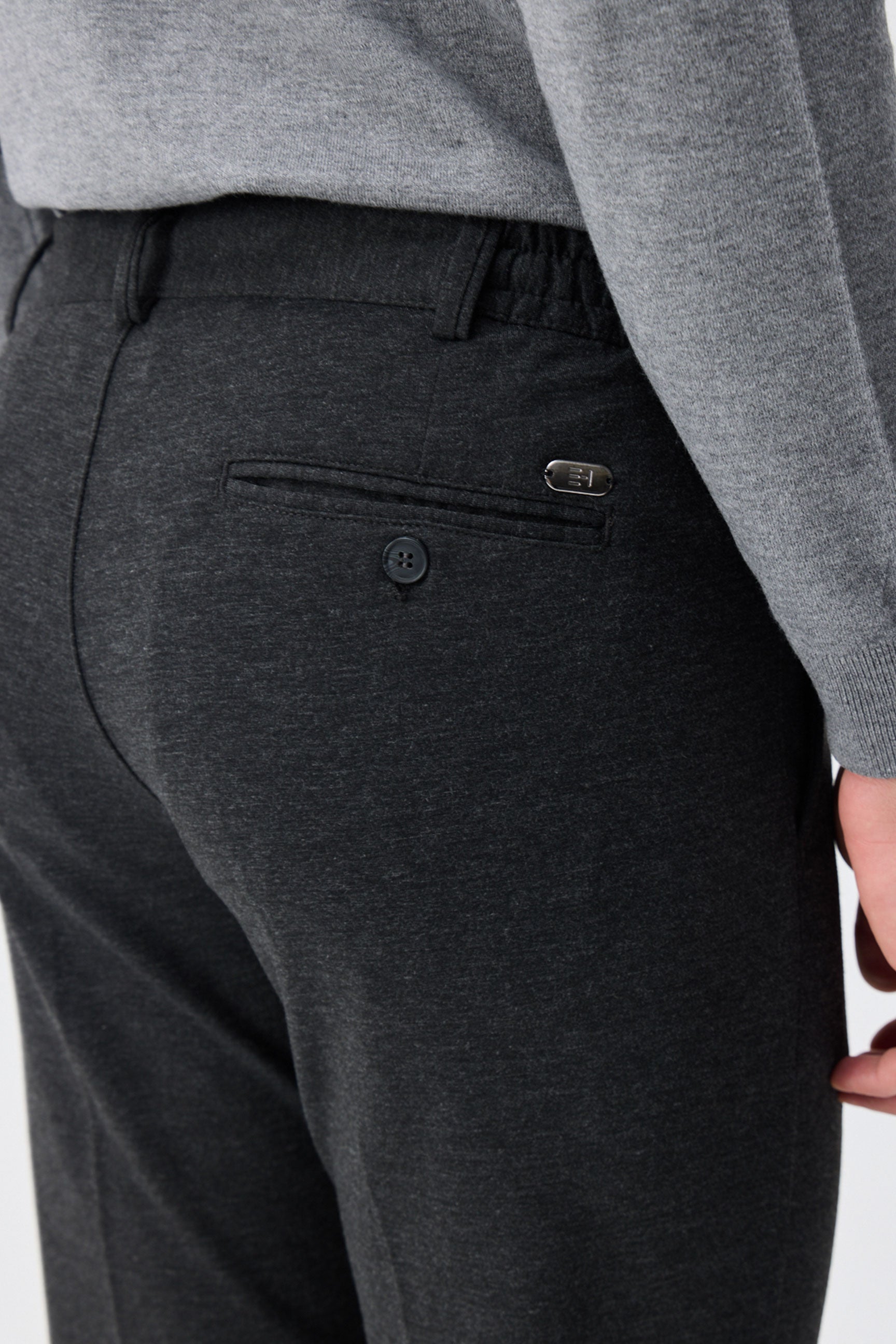 Calça social masculina bege-carvão com cordão e corte afunilado.