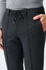 Calça social masculina bege-carvão com cordão e corte afunilado.