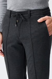 Calça social masculina bege-carvão com cordão e corte afunilado.