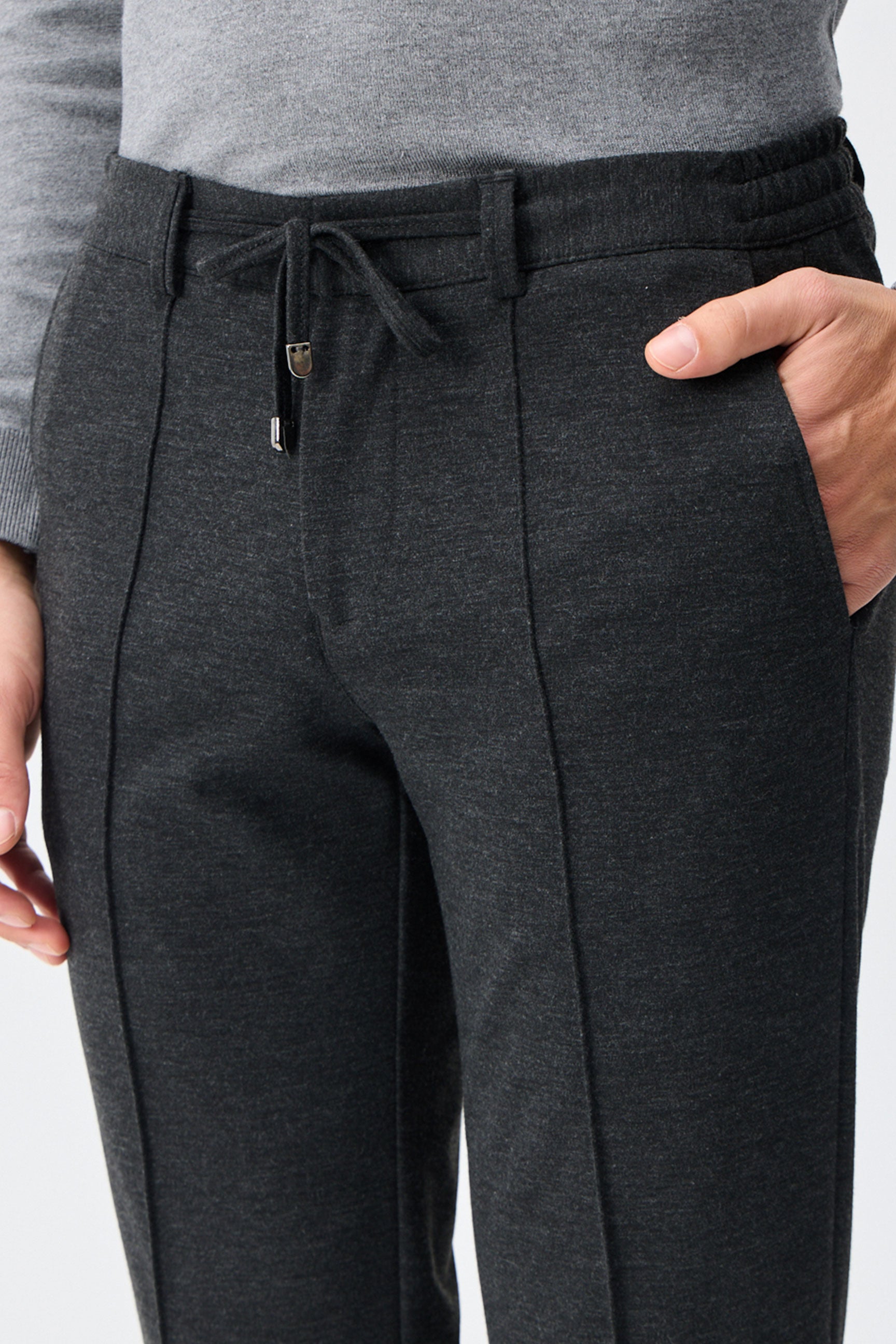 Calça social masculina bege-carvão com cordão e corte afunilado.