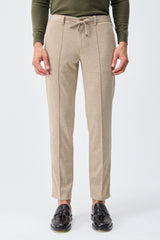 Calça social masculina bege acinzentada com cordão, corte afunilado.