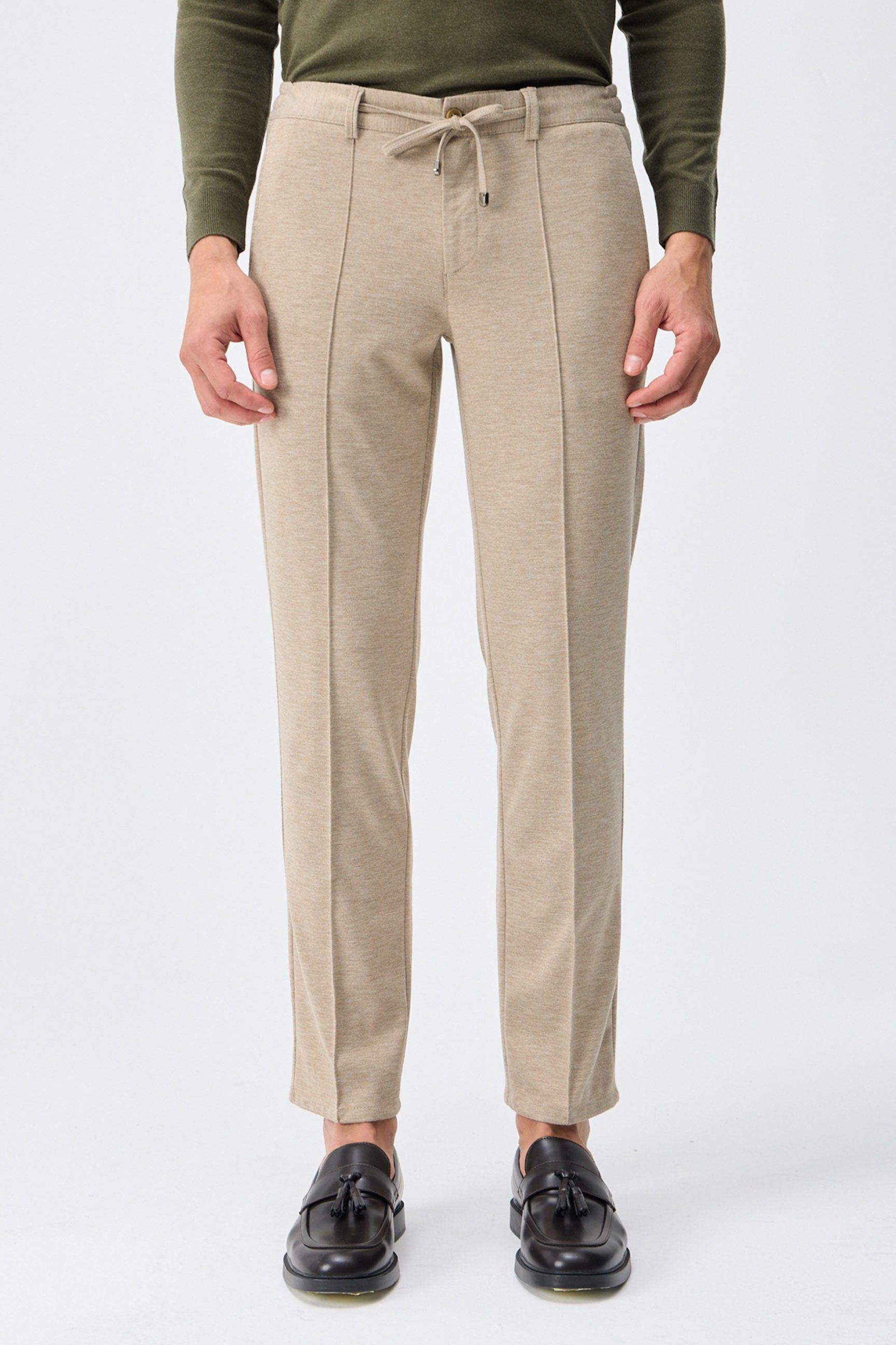 Calça social masculina bege acinzentada com cordão, corte afunilado.