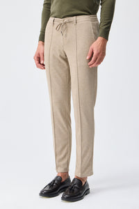 Calça social masculina bege acinzentada com cordão, corte afunilado.
