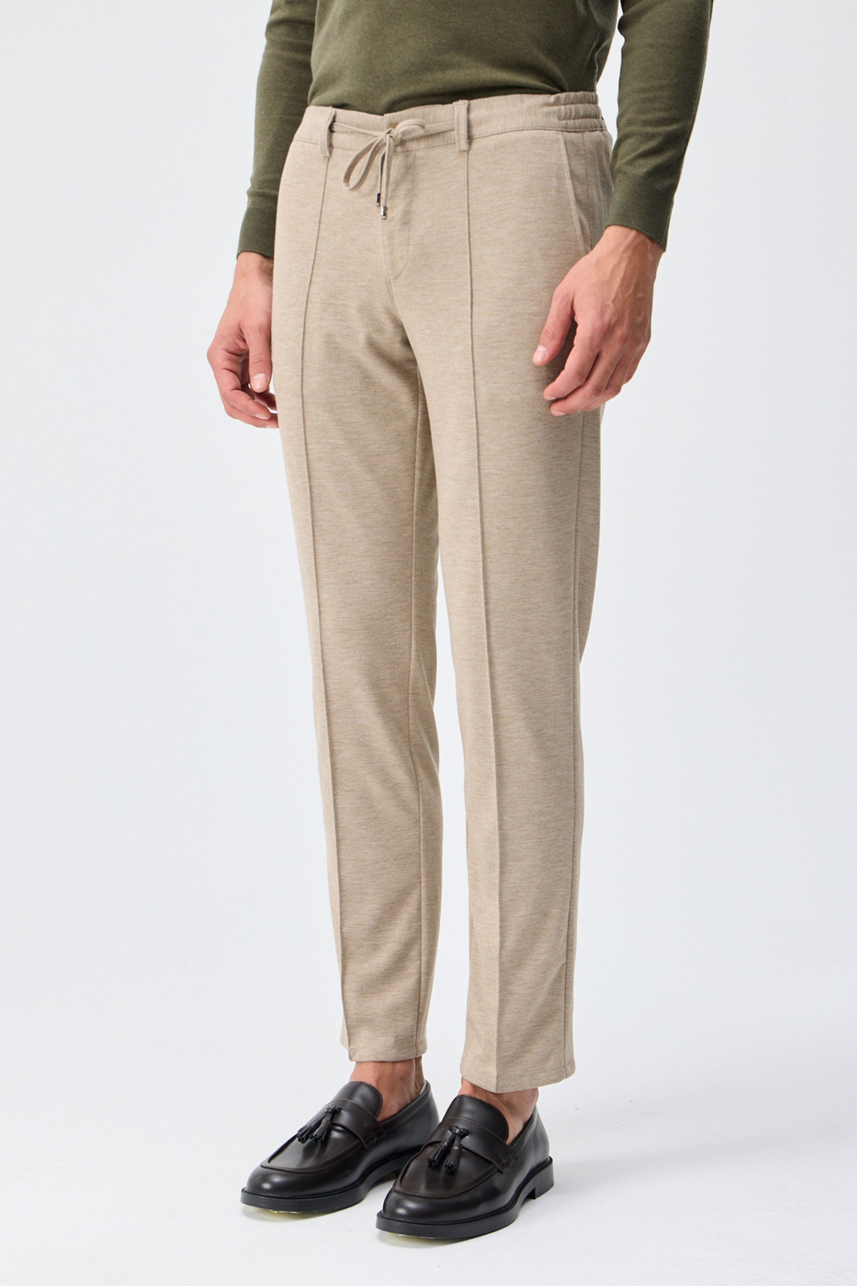 Calça social masculina bege acinzentada com cordão, corte afunilado.