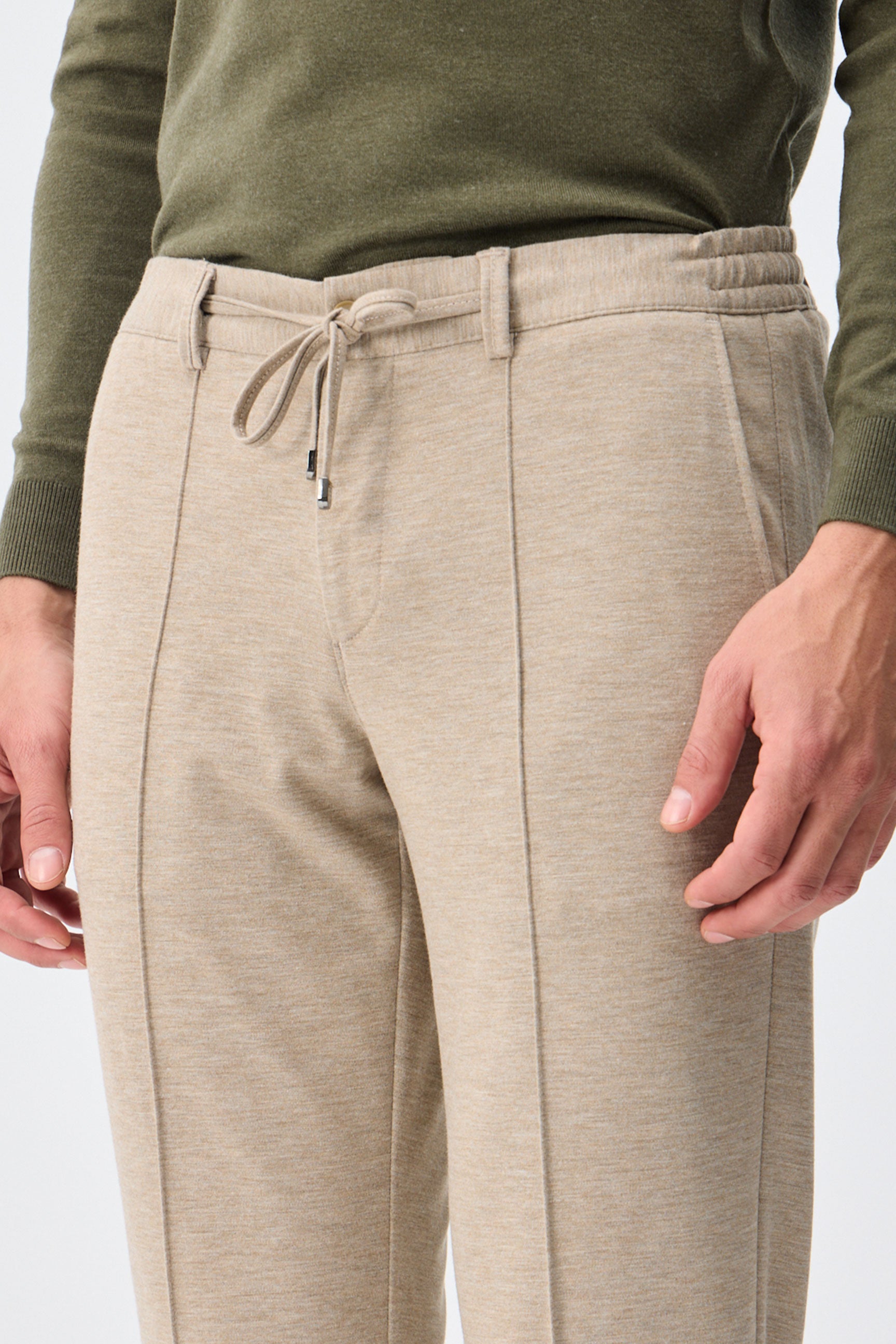 Calça social masculina bege acinzentada com cordão, corte afunilado.