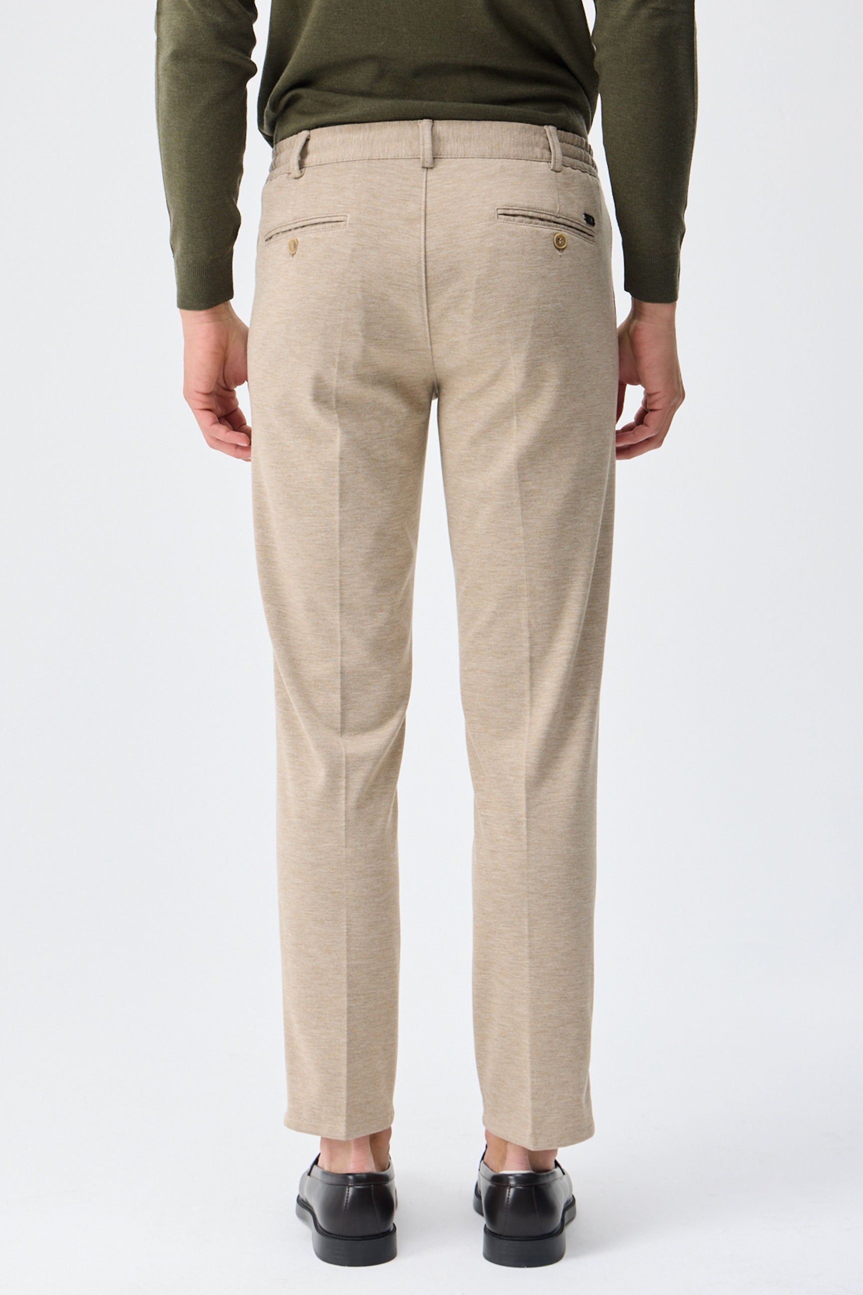 Calça social masculina bege acinzentada com cordão, corte afunilado.