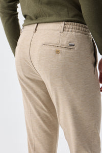 Calça social masculina bege acinzentada com cordão, corte afunilado.