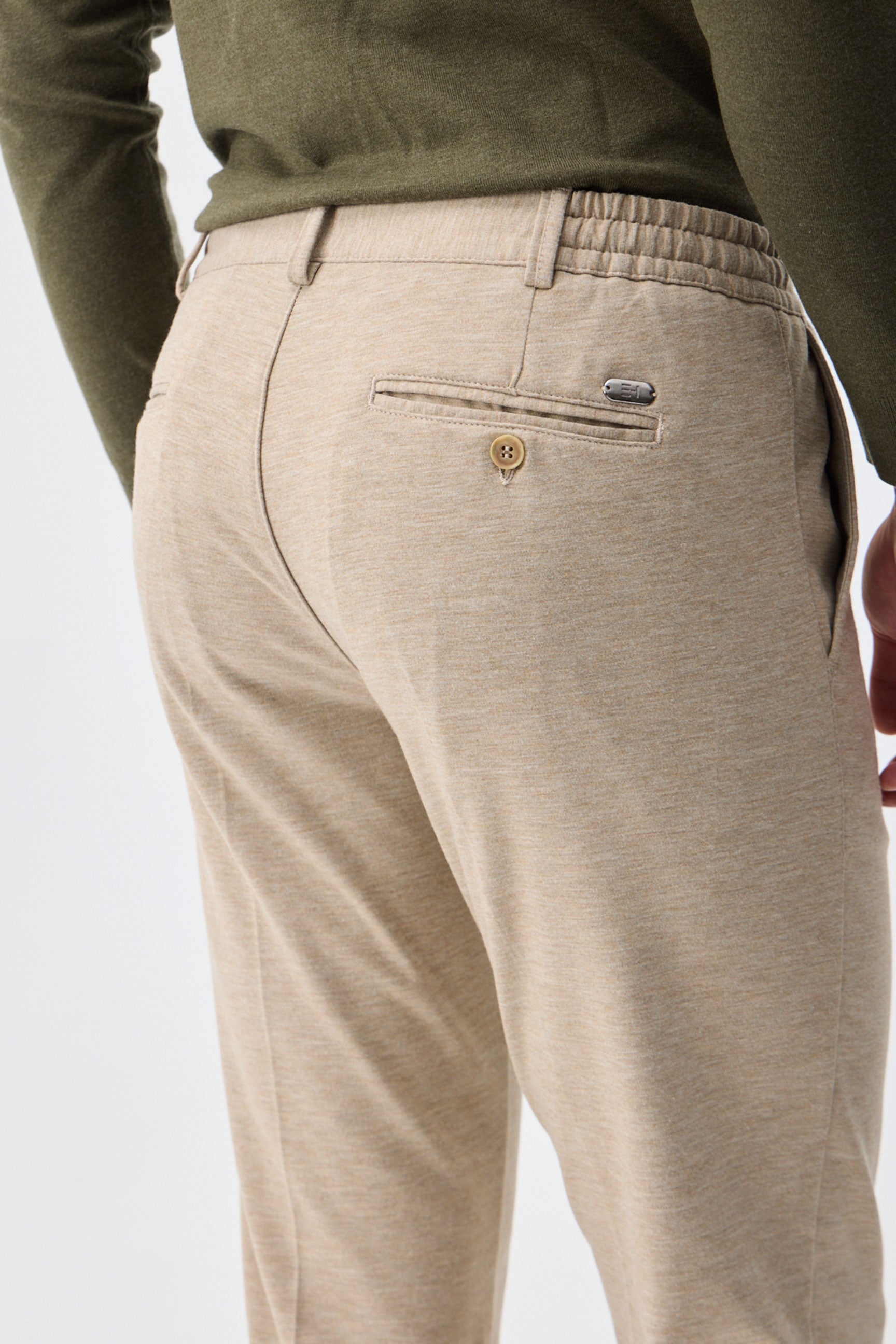 Calça social masculina bege acinzentada com cordão, corte afunilado.
