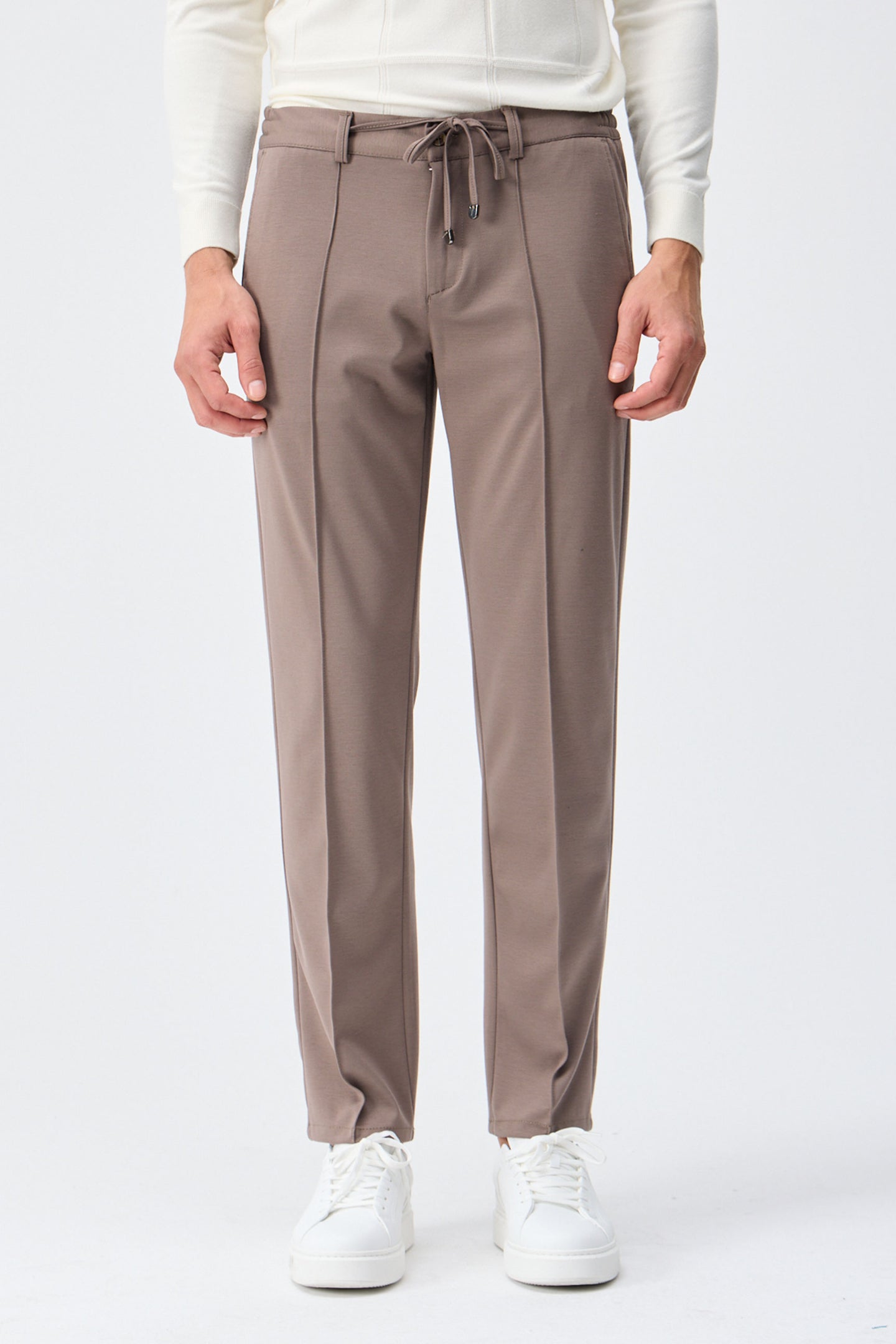Calça social masculina marrom taupe com cordão e corte afunilado.