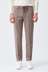 Calça social masculina marrom taupe com cordão e corte afunilado.