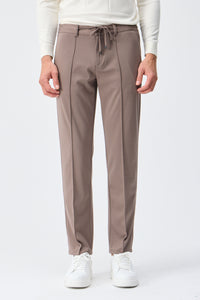 Calça social masculina marrom taupe com cordão e corte afunilado.