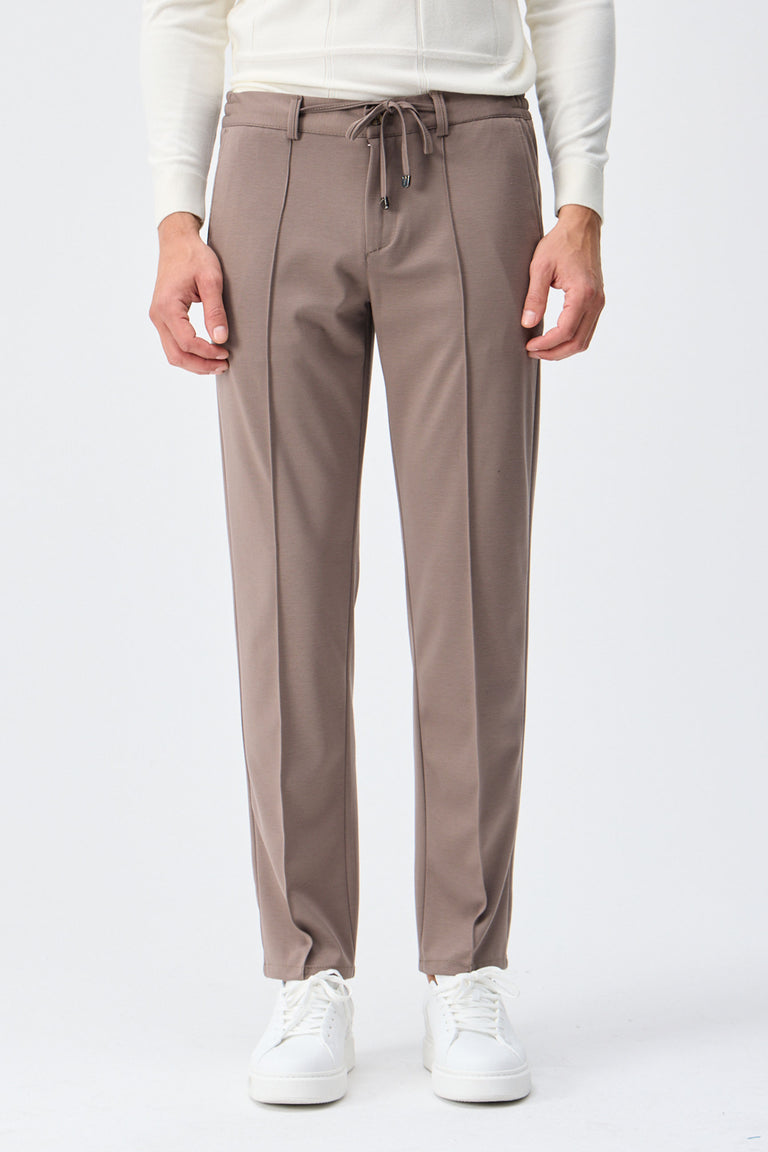 Calça social masculina marrom taupe com cordão e corte afunilado.