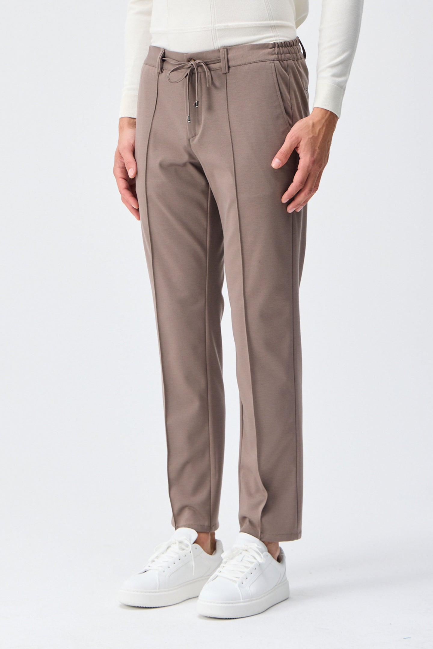 Calça social masculina marrom taupe com cordão e corte afunilado.