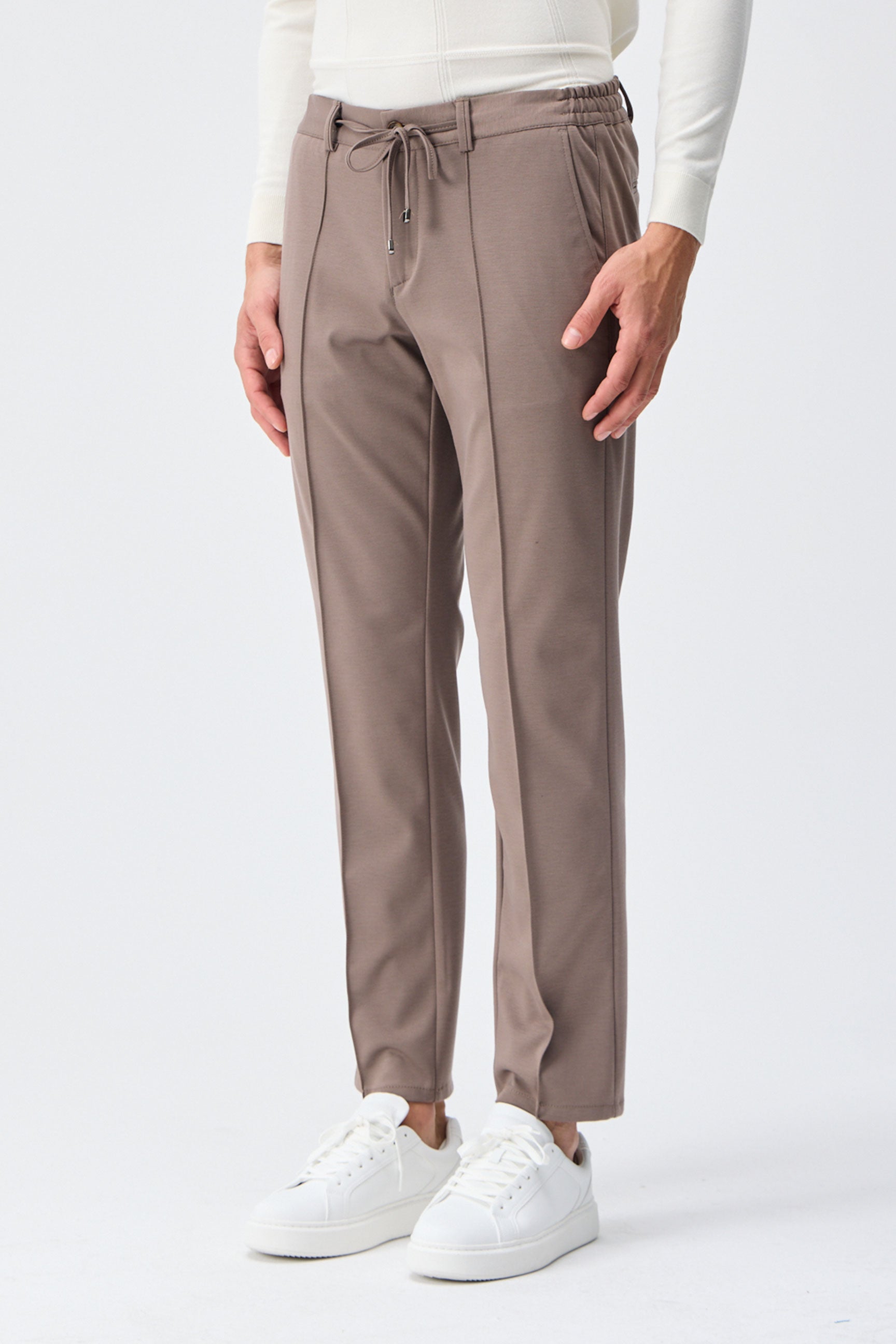 Calça social masculina marrom taupe com cordão e corte afunilado.