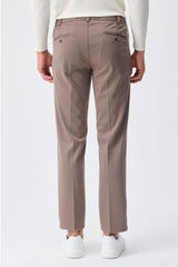 Calça social masculina marrom taupe com cordão e corte afunilado.