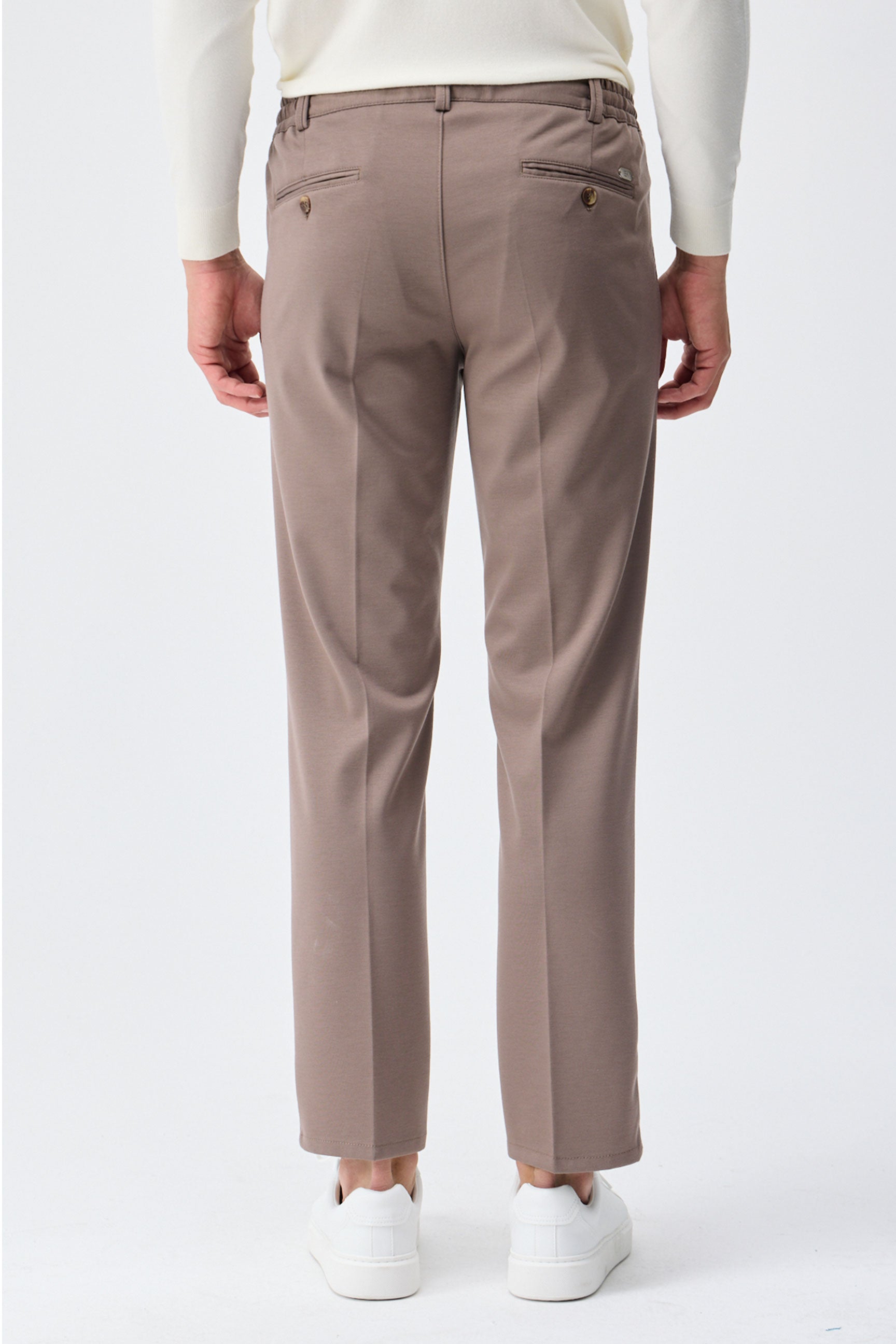 Calça social masculina marrom taupe com cordão e corte afunilado.