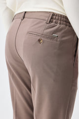 Calça social masculina marrom taupe com cordão e corte afunilado.