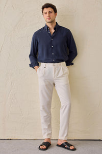 Calças Gurkha masculinas creme com pregas, cintura ajustável e corte afunilado.