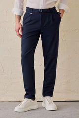 Calças Gurkha masculinas azul-marinho com pregas, cintura ajustável e corte afunilado.