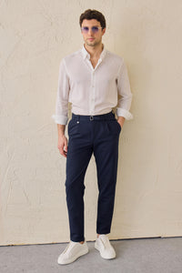 Calças Gurkha masculinas azul-marinho com pregas, cintura ajustável e corte afunilado.