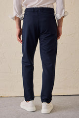 Calças Gurkha masculinas azul-marinho com pregas, cintura ajustável e corte afunilado.