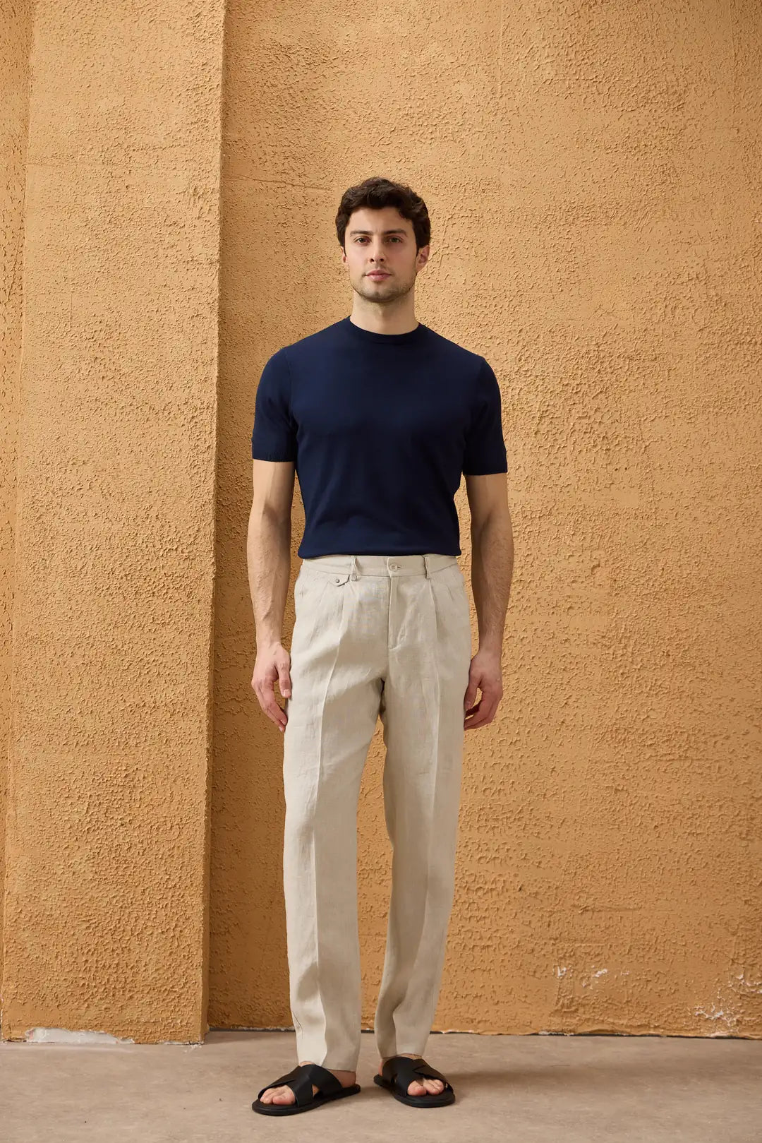Calça masculina bege 100% linho com pregas e cordão, corte reto e relaxado.