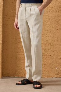 Calça masculina bege 100% linho com pregas e cordão, corte reto e relaxado.
