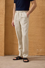 Terno masculino bege de linho, estilo safari, elegante e casual, com zíper frontal, ideal para o verão.