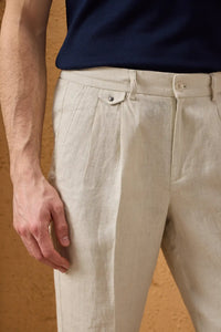 Terno masculino bege de linho, estilo safari, elegante e casual, com zíper frontal, ideal para o verão.