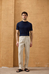 Terno masculino bege de linho, estilo safari, elegante e casual, com zíper frontal, ideal para o verão.