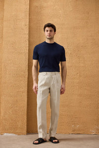Terno masculino bege de linho, estilo safari, elegante e casual, com zíper frontal, ideal para o verão.