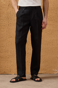Calça masculina preta de linho 100% com pregas e cordão, corte reto e relaxado.