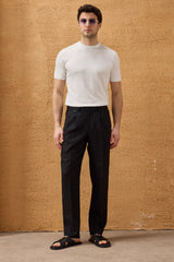 Terno masculino preto de linho, estilo safari, elegante e casual, com zíper frontal, ideal para o verão.