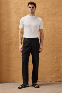 Terno masculino preto de linho, estilo safari, elegante e casual, com zíper frontal, ideal para o verão.