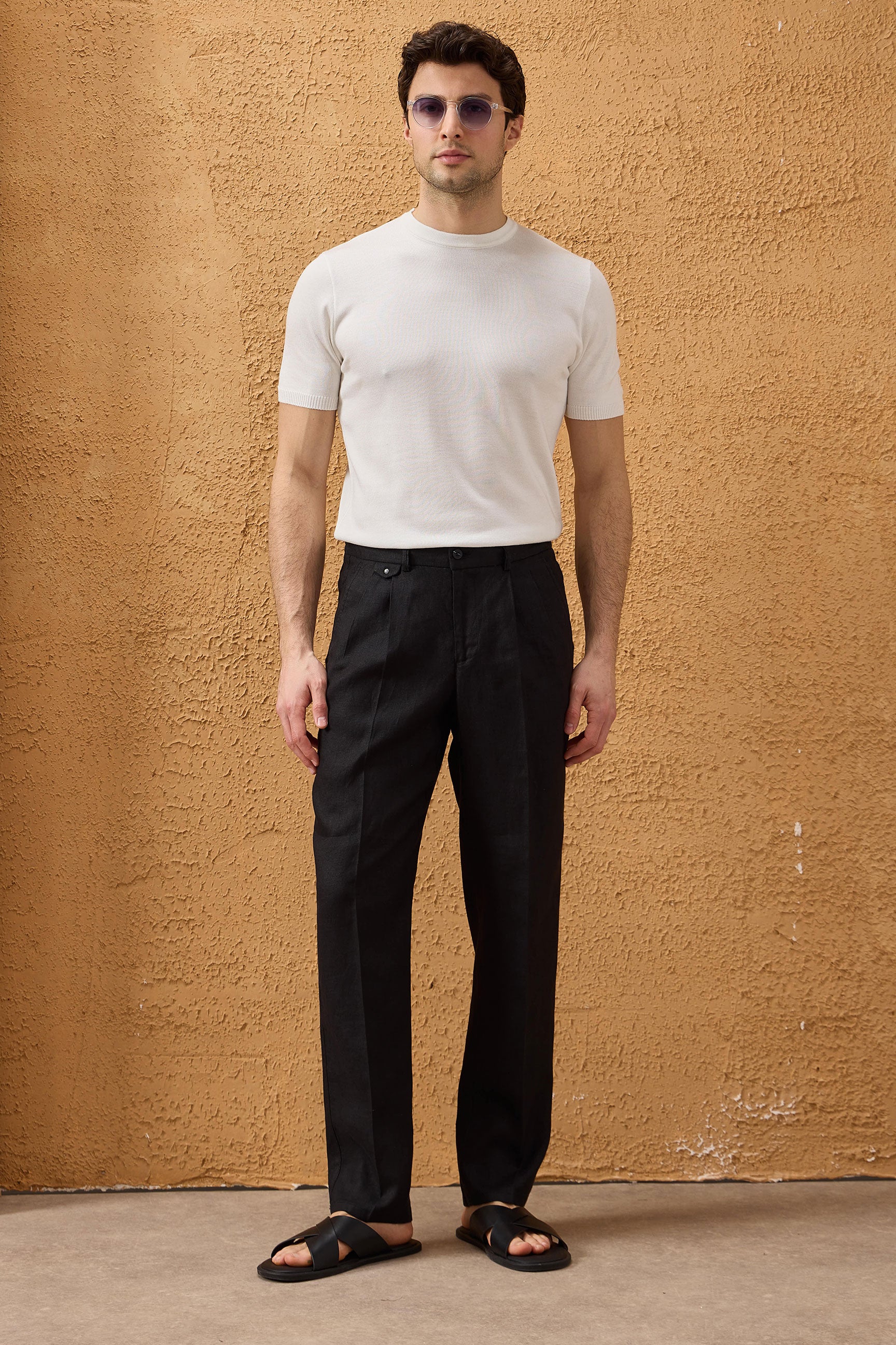 Terno masculino preto de linho, estilo safari, elegante e casual, com zíper frontal, ideal para o verão.