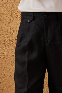 Terno masculino preto de linho, estilo safari, elegante e casual, com zíper frontal, ideal para o verão.