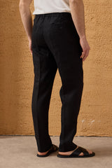 Calça masculina preta de linho 100% com pregas e cordão, corte reto e relaxado.