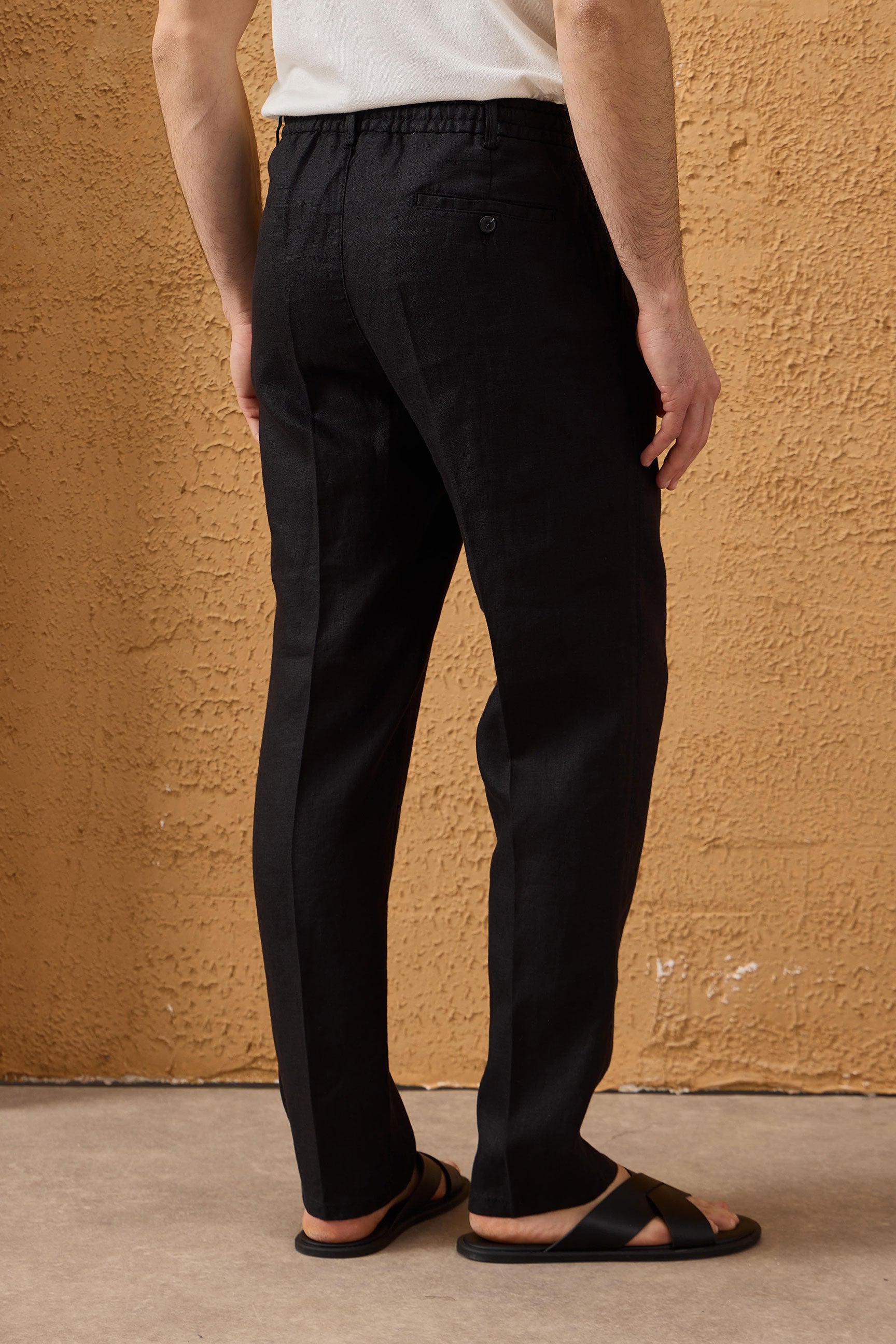 Terno masculino preto de linho, estilo safari, elegante e casual, com zíper frontal, ideal para o verão.