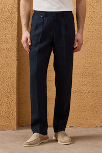 Calça masculina azul-marinho, 100% linho, com pregas e cordão, corte reto e relaxado.