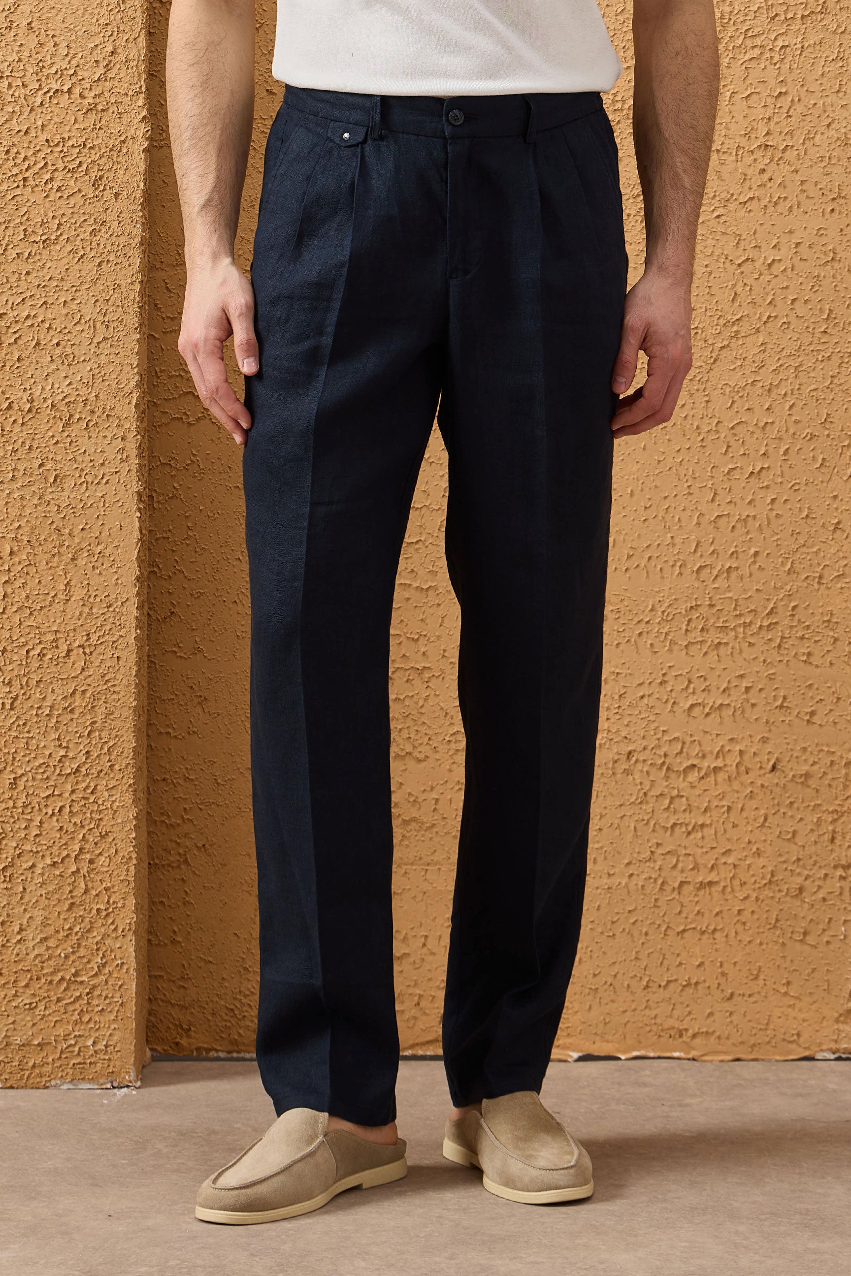 Calça masculina azul-marinho, 100% linho, com pregas e cordão, corte reto e relaxado.