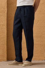 Calça masculina azul-marinho, 100% linho, com pregas e cordão, corte reto e relaxado.