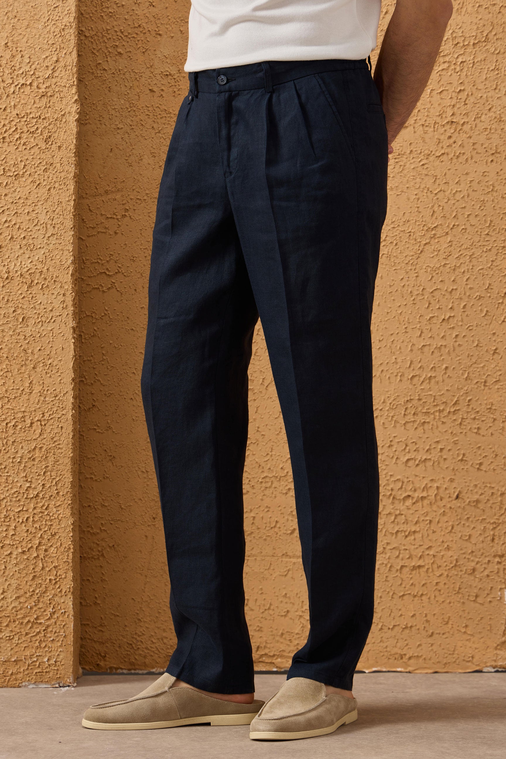 Terno masculino azul-marinho de linho, estilo safari, elegante e casual, com zíper frontal. Ideal para o verão.